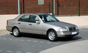 Mercedes-Benz C Class W202: Historia, specyfikacje i wersje AMG