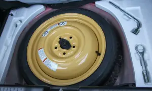 Jak znaleźć koło zapasowe w Toyota Yaris - poradnik dla każdego kierowcy
