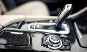 Automatyczne skrzynie biegów w BMW Serii 3: zalety, problemy i osiągi