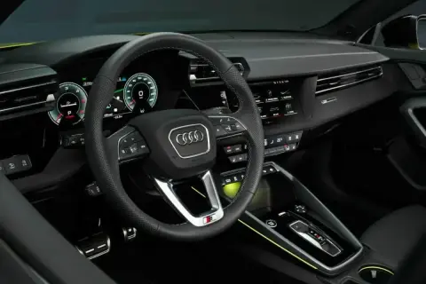 Wnętrze nowego Audi A3: cyfrowy kokpit, sportowa kierownica i nowoczesna konsola środkowa.