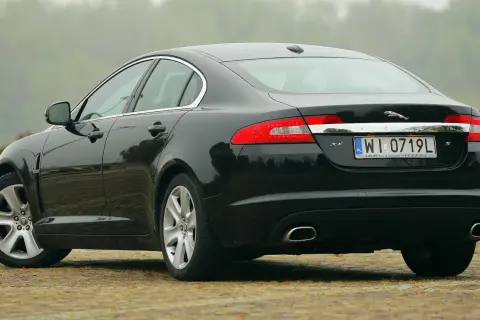 Jaguar XF: Wybór idealnego silnika - porównanie osiągów i ekonomii