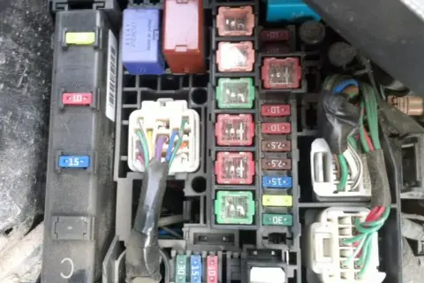 Gdzie dokładnie są bezpieczniki w Toyota Yaris 2 - Kompletny przegląd lokalizacji