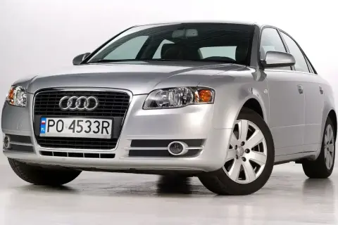Srebrny Audi A4 B7 2.0 TDI z polskimi tablicami rejestracyjnymi PO 4533R, prezentujący się na białym tle.