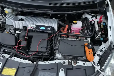 Silnik Toyota Yaris Hybrid. Akumulator 12V znajduje się pod maską, po prawej stronie, obok skrzynki bezpieczników.