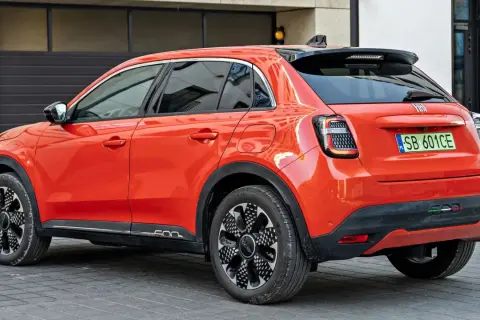 Pomarańczowy Fiat 600 z czarnymi dodatkami i felgami. Sprawdź aktualną fiat 600 cena i dowiedz się więcej o tym stylowym samochodzie.