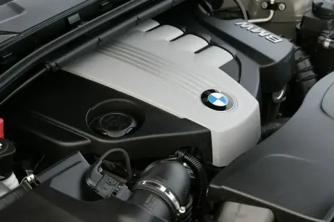 BMW E90 jaki silnik wybrać? Porównanie, wady i zalety każdego silnika