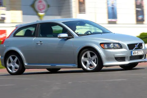 Srebrne Volvo C30 1.6 D w ruchu. Wiele osób chwali ten model za styl i ekonomię, co potwierdzają liczne volvo 1.6 d opinie.