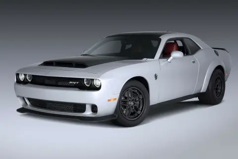 Srebrny Dodge Challenger SRT Demon 170 z czarną maską i dachem, czerwonym wnętrzem, gotowy do szaleństwa na torze.