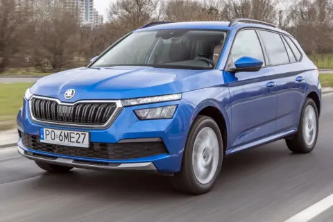 Niebieski Skoda Kamiq pędzi po drodze, gotowy na miejskie przygody.