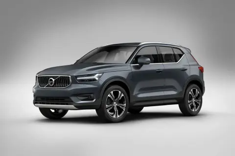 Elegancki, ciemnoszary Volvo XC40 z chromowanymi detalami i felgami prezentuje się nowocześnie.