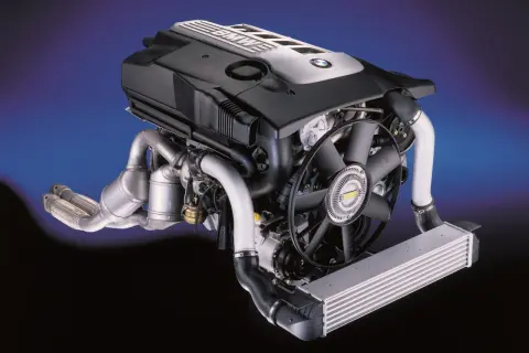 Silnik M57 BMW, serce wielu modeli serii 3, 5 i 7, z turbosprężarką i intercoolerem.