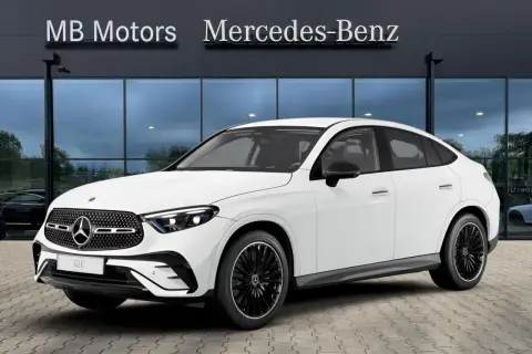 Biały Mercedes-Benz GLC Coupe przed salonem MB Motors. Sprawdź atrakcyjną mercedes glc cena.