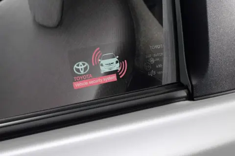 Naklejka na szybie Toyoty z symbolem samochodu i falami, informująca o systemie bezpieczeństwa. Działa dzięki bluetooth low energy, jak działa?