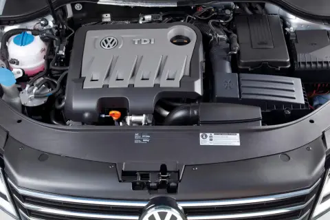 Silnik TDI Volkswagena. TDI co to znaczy? To turbodoładowany silnik Diesla, znany z mocy i oszczędności.