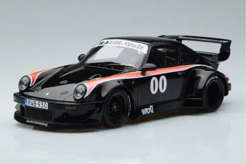 Czarny Porsche RWB z numerem 00 na drzwiach i kolorowymi pasami na błotnikach.