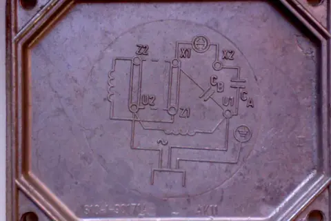 Schemat elektryczny na metalowej obudowie. Pomocne przy wyborze jaki kondensator do silnika 2.2 kw.