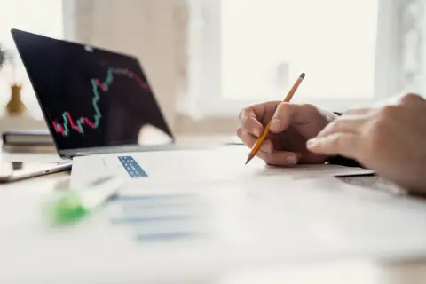 Inwestowanie a ryzykowne aktywności – czy giełda to największa globalna platforma rozrywki?