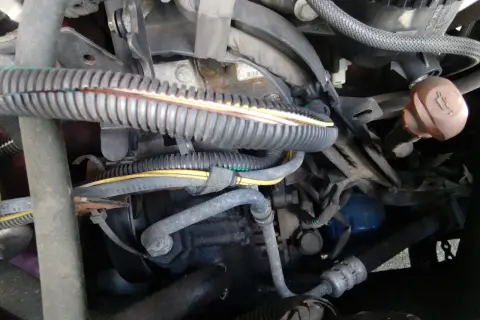Czujnik temperatury silnika w Peugeot 307 2.0 HDI - prosta lokalizacja i montaż