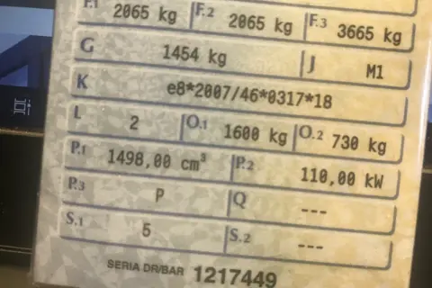 Szczegóły pojazdu z dowodu rejestracyjnego: masa własna 1454 kg, dopuszczalna masa całkowita 3665 kg, moc 110 kW.