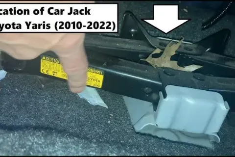 Gdzie schowano lewarek w Toyocie Yaris? Łatwy dostęp krok po kroku