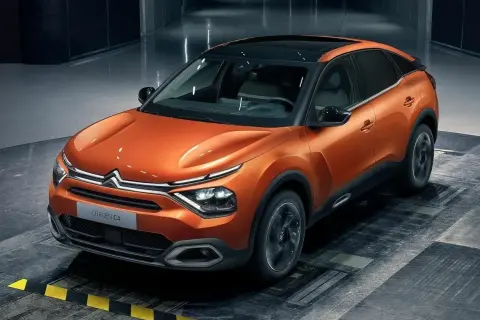 Pomarańczowy Citroen C4 z czarnym dachem, prezentujący nowoczesny design. Wiele osób szuka o nim pozytywnych **citroen c4 opinie**.