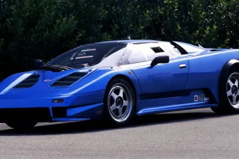 Niebieski Bugatti EB110 z charakterystycznymi wlotami powietrza i felgami, gotowy do jazdy.