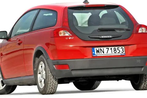 Czerwone Volvo C30 z polskimi tablicami rejestracyjnymi WN 71853, widok z tyłu.