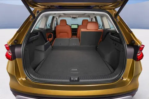Przestronny skoda kodiaq bagażnik z brązową tapicerką siedzeń, gotowy na podróż.