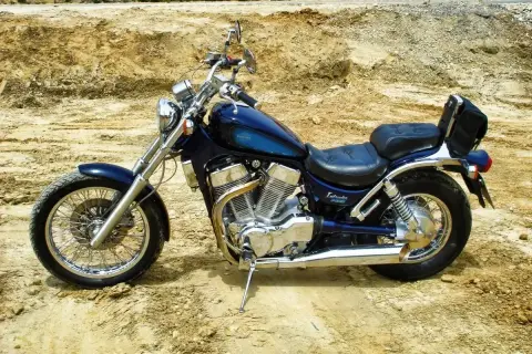 Suzuki Intruder 1400: klasyczny cruiser, idealny na długie trasy. Wady i zalety tego modelu to m.in. jego potężny silnik i komfort jazdy.