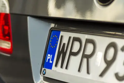 Zbliżenie na polską tablicę rejestracyjną z symbolem UE. Widoczny fragment numeru WPR 93.