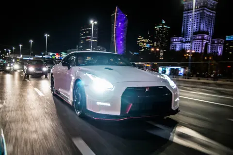 Biały Nissan GTR na nocnej ulicy Warszawy. Zastanawiasz się nad nissan gtr cena?