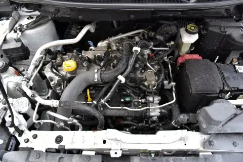Silnik Nissana Qashqai 2018. Widoczne przewody, akumulator i zbiornik płynu.