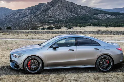 Mercedes CLA 35 AMG - moc, osiągi i unikalne cechy, które zaskakują