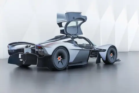 Aston Martin Valkyrie z otwartymi drzwiami, prezentujący futurystyczny design i aerodynamiczne linie.