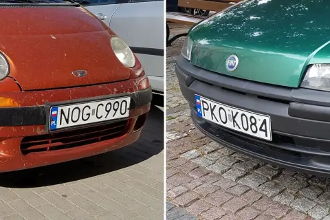 Dwa samochody, jeden czerwony z tablicą NOG C990, drugi zielony z tablicą PKO K084. Rejestracja WF na obu autach.