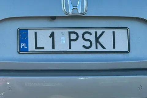 Polskie tablice rejestracyjne z oznaczeniem L1 PSKI.