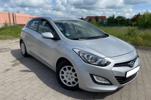 Srebrny Hyundai i30 1.4 benzyna, idealny do miasta. Wiele pozytywnych hyundai i30 1.4 benzyna opinie potwierdzają jego niezawodność.
