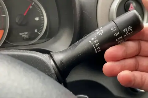 Włączanie wycieraczek w Toyota Yaris: szybki i prosty poradnik