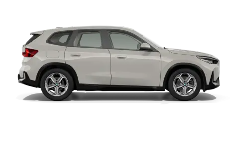 Biały SUV BMW z ciemnymi felgami, widok z boku. Pozwala ocenić jego wymiary samochodu.