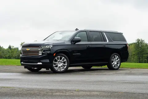 Czarny Chevrolet Suburban High Country, idealny do rodzinnych wycieczek poza miasto.