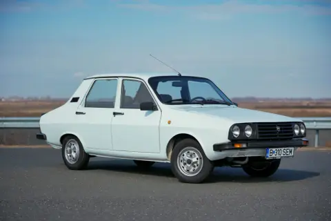 Biała Dacia 1300 stoi na drodze, gotowa na podróż. Klasyczny samochód z lat 80. prezentuje się nienagannie.