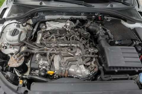 Silnik 1.6 TDI z widocznymi przewodami, filtrem powietrza i zbiorniczkiem płynu.