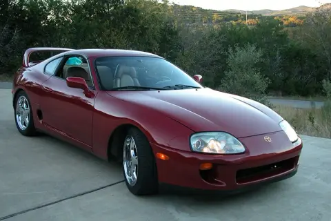 Toyota Supra pod maską: jaką mocą dysponują silniki sportowego coupé?