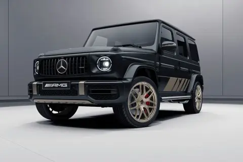 Czarny G-wagon AMG z brązowymi akcentami i złotymi felgami, gotowy na każdą przygodę.