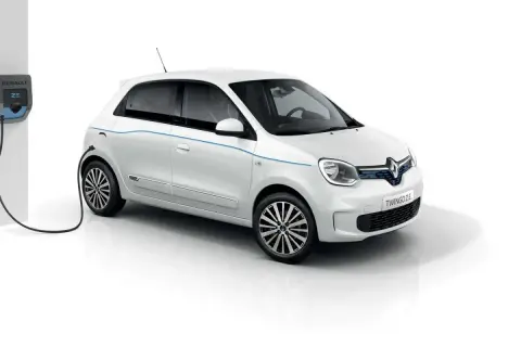 Biały Renault Twingo Electric podłączony do ładowarki. Stylowy miejski samochód elektryczny gotowy do drogi.