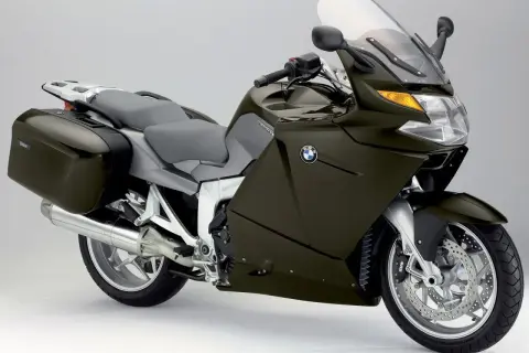 BMW K1200GT wady: masywna konstrukcja, wysoka cena zakupu i serwisu. Motocykl turystyczny z kuframi.
