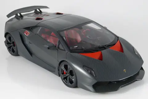 Szary Lamborghini Sesto Elemento z czerwonym wnętrzem i detalami.