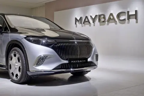 Elegancki Maybach błyszczy na wystawie. Poznaj jego niesamowitą **maybach cena** i poczuj luksus.