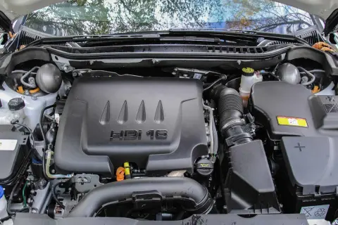 Silnik HDI 16 w Citroen Jumper. Zastanawiasz się, jaki silnik wybrać? Ten diesel to moc i oszczędność.