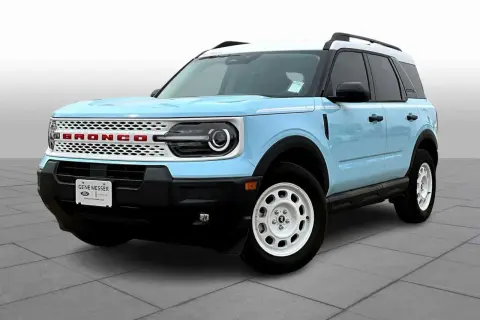 Jasnoniebieski Ford Bronco Sport z białym dachem i białymi felgami, gotowy na przygodę.